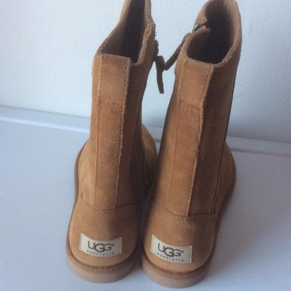 NIB ! UGG Australia Lo Pro Floral Cutout Boot - Picture 3 of 4